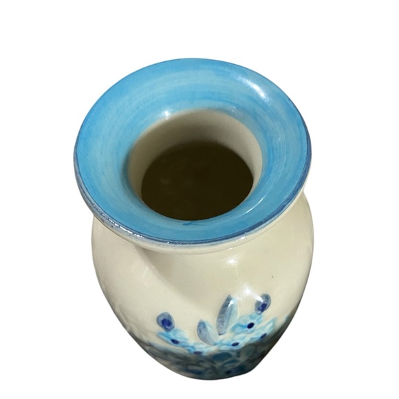 Charming forget me not vase in EXCELLENT cond!! White w/various blues! Stunner! - Picture 2 of 6